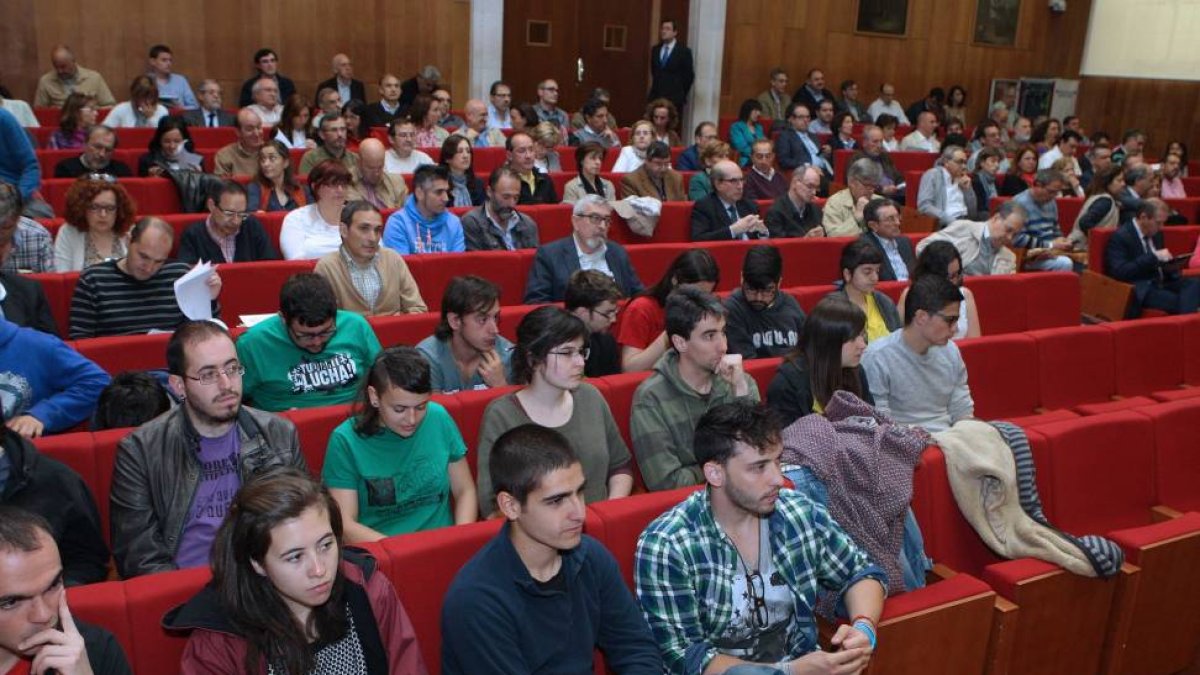 Los representantes de los alumnos, trabajadores y decanos formaron una nutrida presencia durante el Claustro celebrado este jueves en la Universidad de Valladolid.-El Mundo