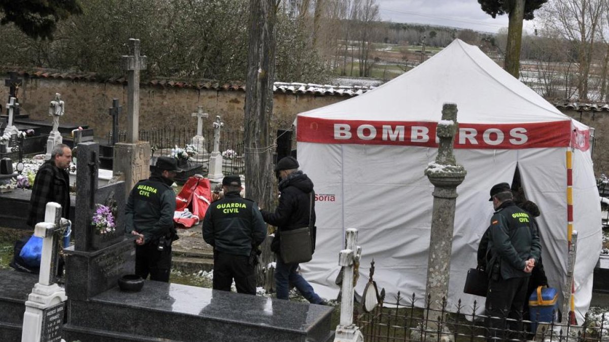 Carpa instalada ayer en la sepultura de Leoncio González.-VALENTÍN GUISANDE