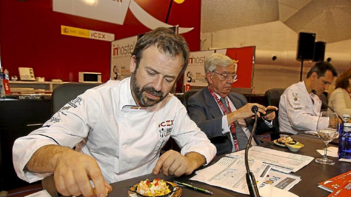 El chef Nacho Manzano catando un pincho del certamen.-J.M. Lostau