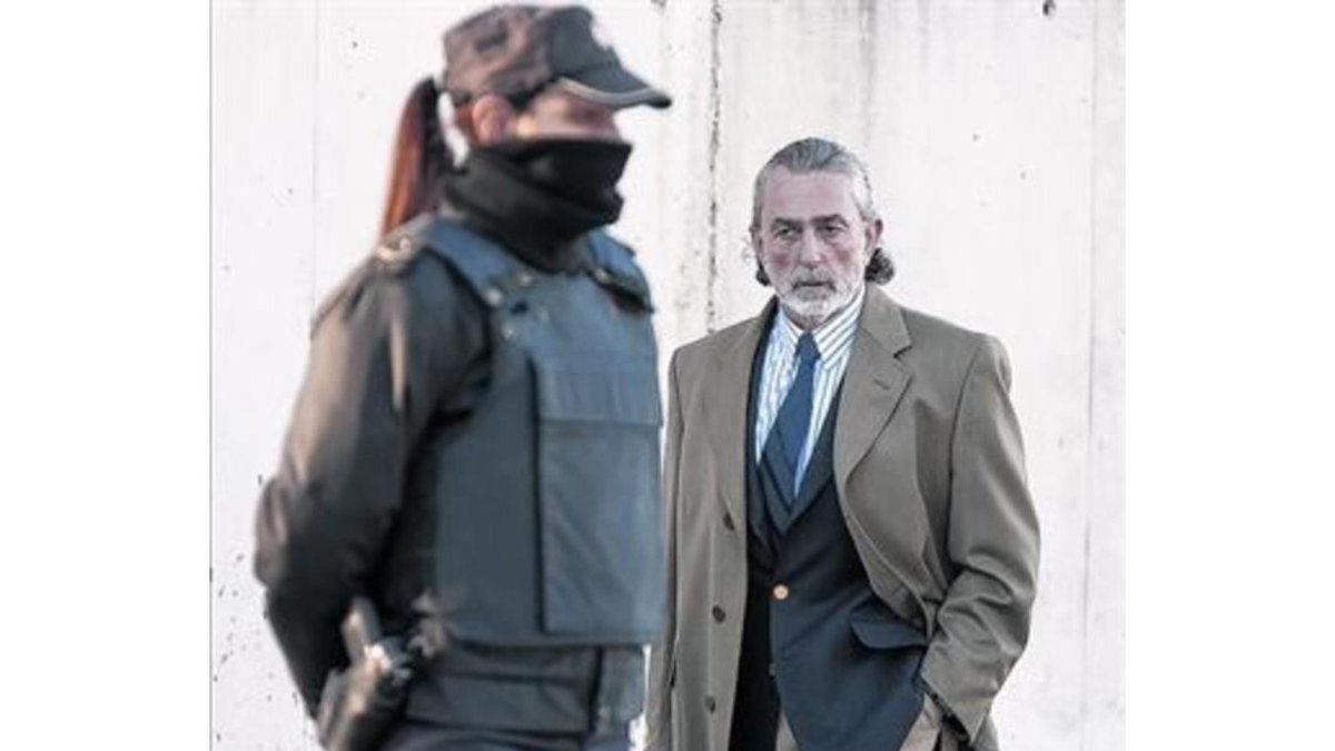 Francisco Correa, al llegar al juicio de la 'Gürtel' en la Audiencia Nacional, en San Fernando de Henares.-JUAN MANUEL PRATS