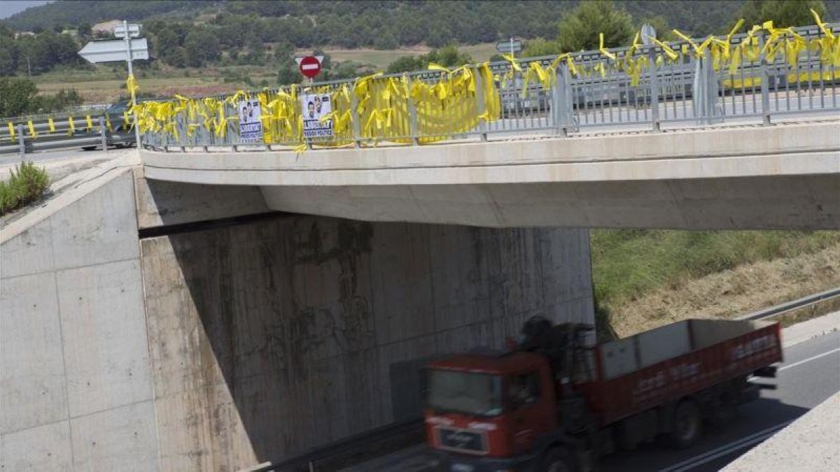 Lazos amarillos en Sant Joan de Vilatorrada, cerca de la prisión de Lledoners A-ALBERT BERTRAN