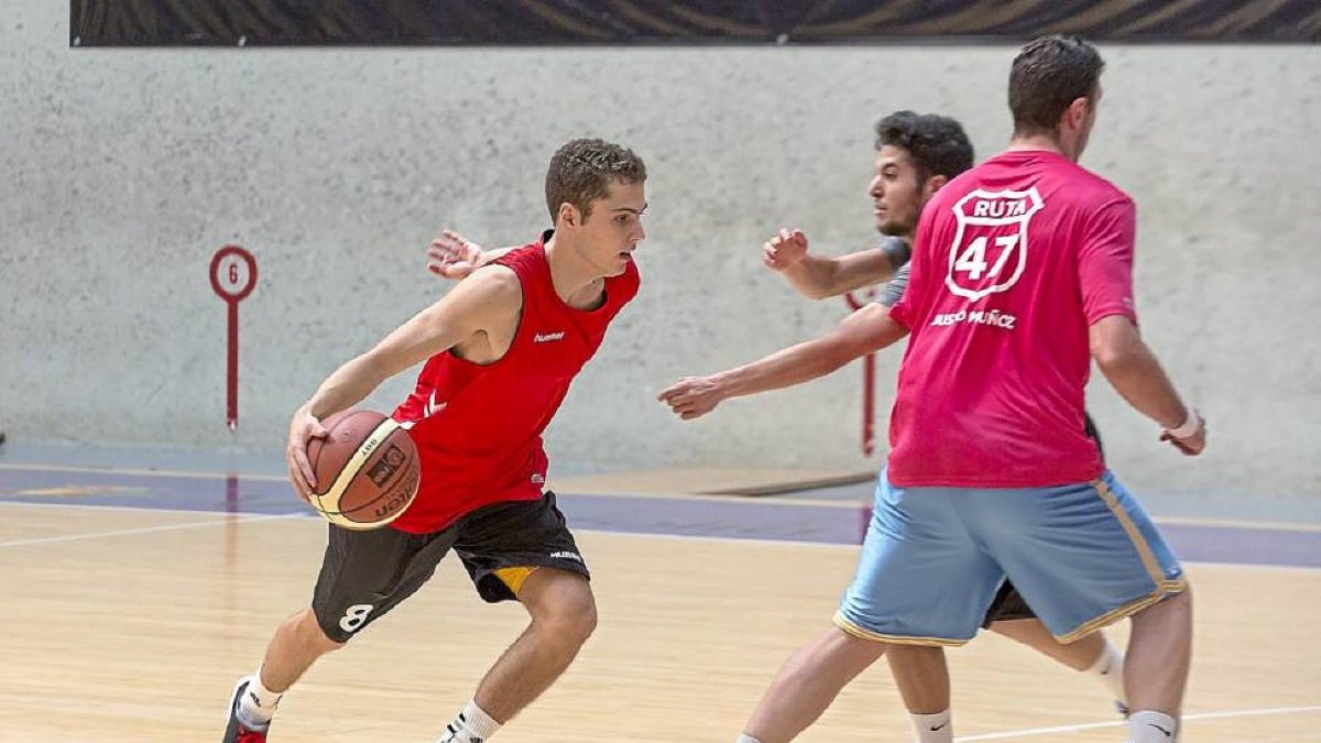 El recién llegado Pablo Pérez se aprovecha de un bloqueo de Sergio de la Fuente en un entrenamiento.-M. Á. Santos