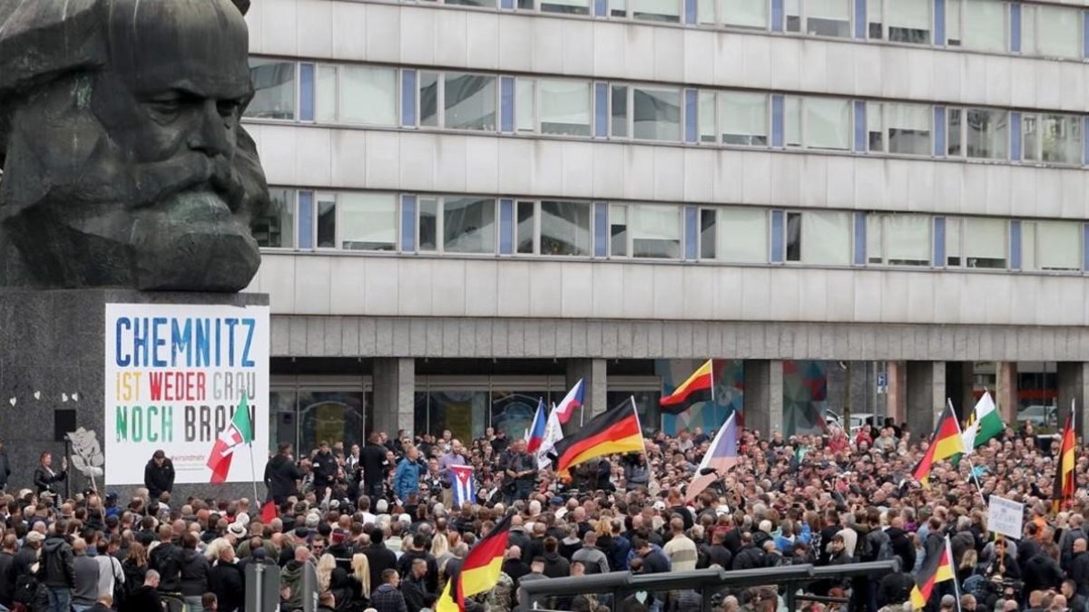 Manifestación contra los refugiados y inmigrantes convocada por los ultraderechistas de AfD junto al monumento de Karl Marx, en la ciudada sajona de Chemnitz, el 1 de septiembre del 2018.-MARTIN DIVSEK