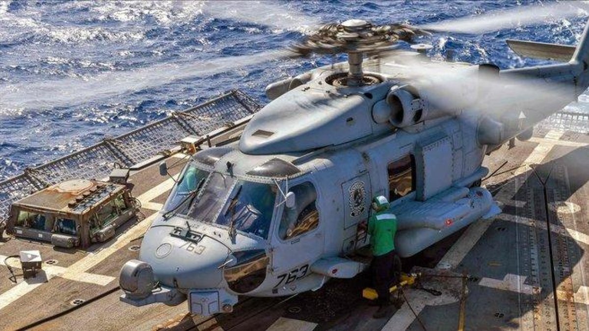 Un helicóptero en el USS Abraham Lincoln.-AFP