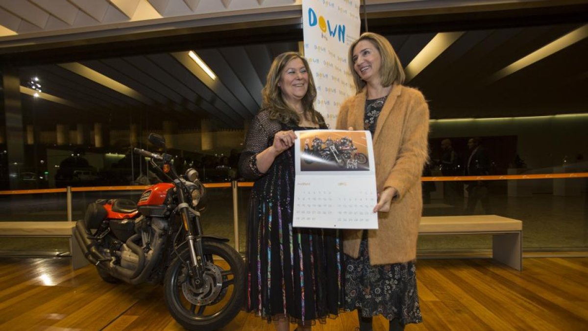 Presentación del calendario solidario 2016 de la Asociación Síndrome Down Ávila. En la foto, la consejera de Familia e Igualdad de Oportunidades, Alicia García, y la presidenta de la Asociación, Pilar Florencio-Ical