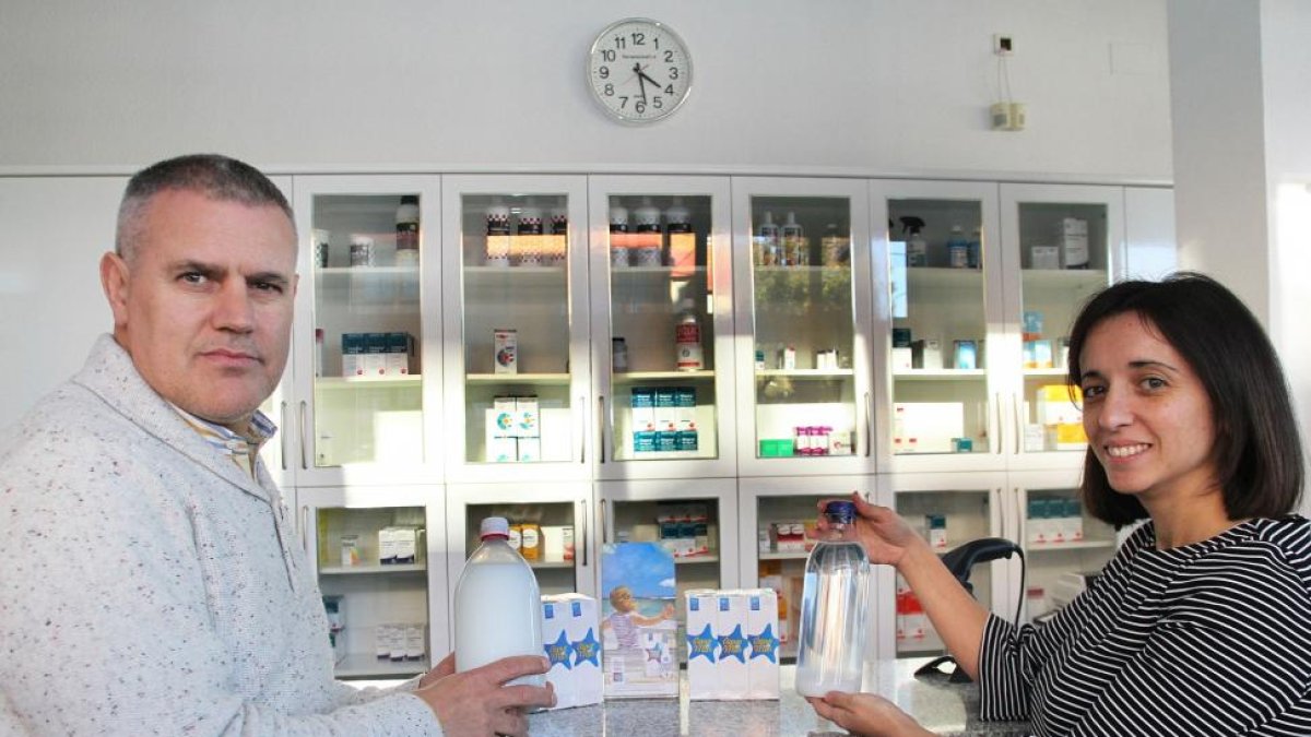 Luis Pablo Mayo, del departamento comercial de LactoDuero, y Beatriz Cordero, responsable de Agua de Mar, muestran el fertilizante líquido elaborado con base de agua de mar.-M. BRÁGIMO