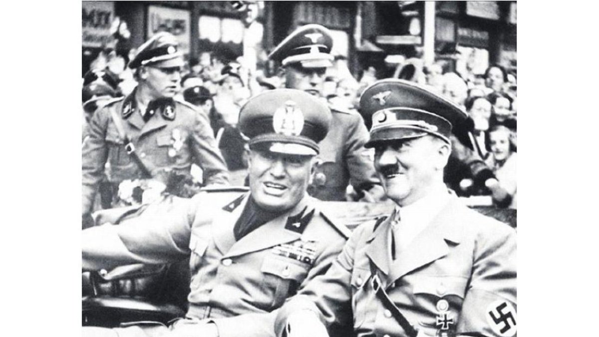 Hitler y Mussolini, en septiembre de 1938, en la frontera alemana, antes de la conferencia de Múnich.-