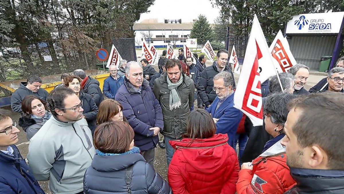 Concejales del PSOE, Valladolid Toma la Palabra y Sí Se Puede arroparon ayer a los trabajadores de Sada en la primera concentración convocada a las puertas de la planta avícola.-J.M.LOSTAU