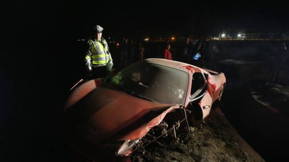 Estado en el que ha quedado el Ferrari de Arturo Vidal, tras el accidente que ha sufrido el futbolista, que iba bebido.-EFE
