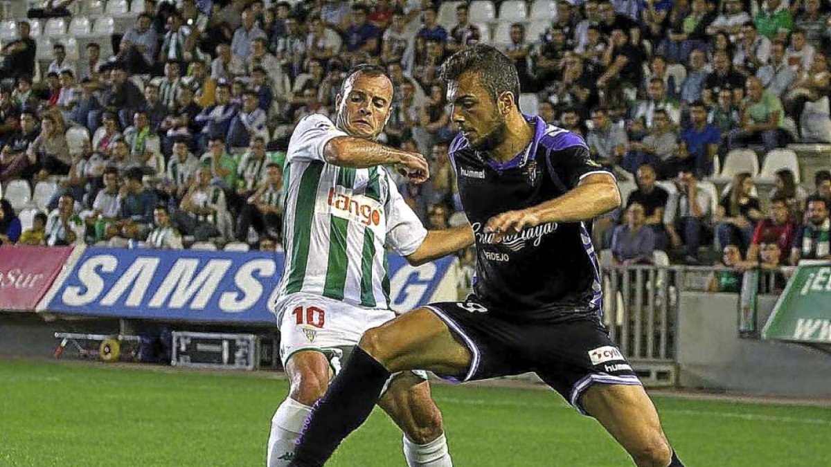 Jordan se anticipa a Juli en el partido frente al Córdoba en El Arcángel.-ARABA PRESS