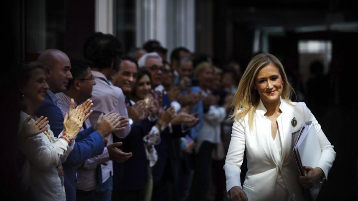 Los miembros del Gobierno regional han formado un pasillo y aplaudido a la presidenta regional Cristina Cifuentes.-Emilio Naranjo / EFE