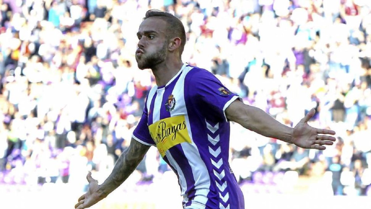 Roger celebra el tanto que anotó frente al Mirandés.-J. M. Lostau