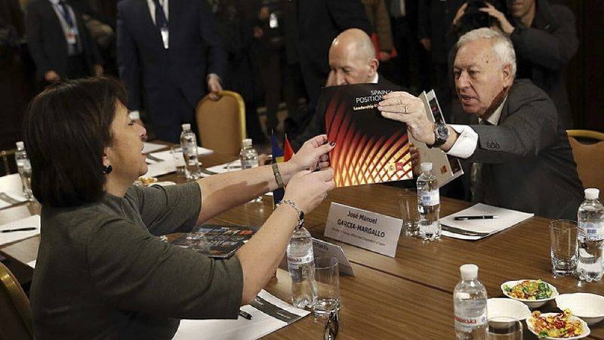 El ministro español de Exteriores, José Manuel García-Margallo, durante la reunión que mantuvo con la ministra ucraniana de Finanzas, Natalia Jaresko.-Foto: EFE / PACO CAMPOS