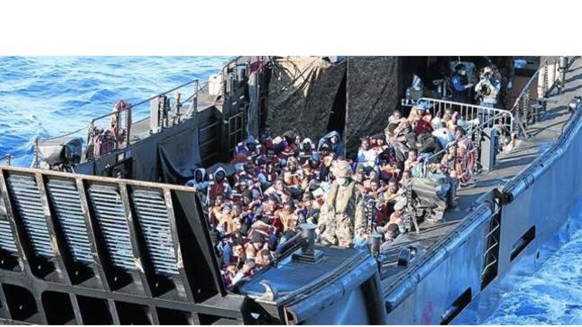 Inmigrantes rescatados por el buque británico 'HMS Bulwark'.-Foto:   EFE/CARL OSMOND MOD
