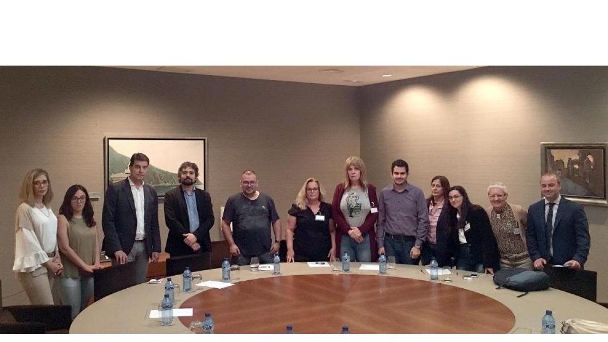 El presidente de FECyLGTB+, Ignacio Paredero (5I), mantiene un encuentro en la Cortes autonómicas con representantes de todos los grupos políticos.-ICAL