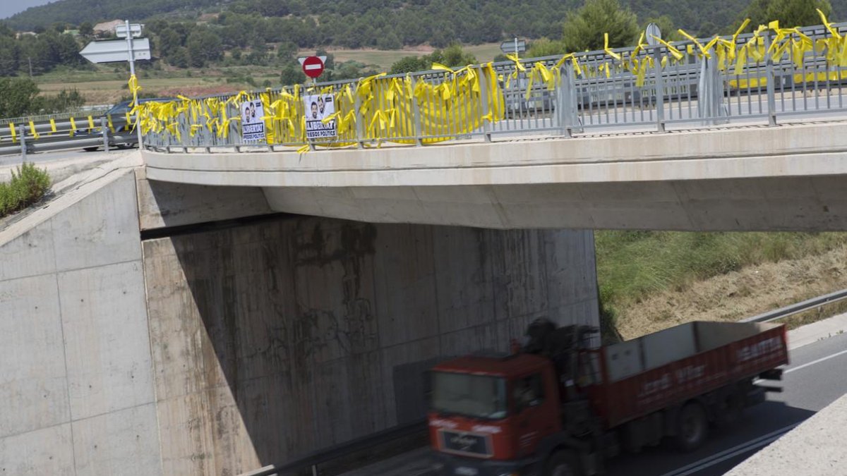Lazos amarillos en una carretera catalana.-ALBERT BERTRAN