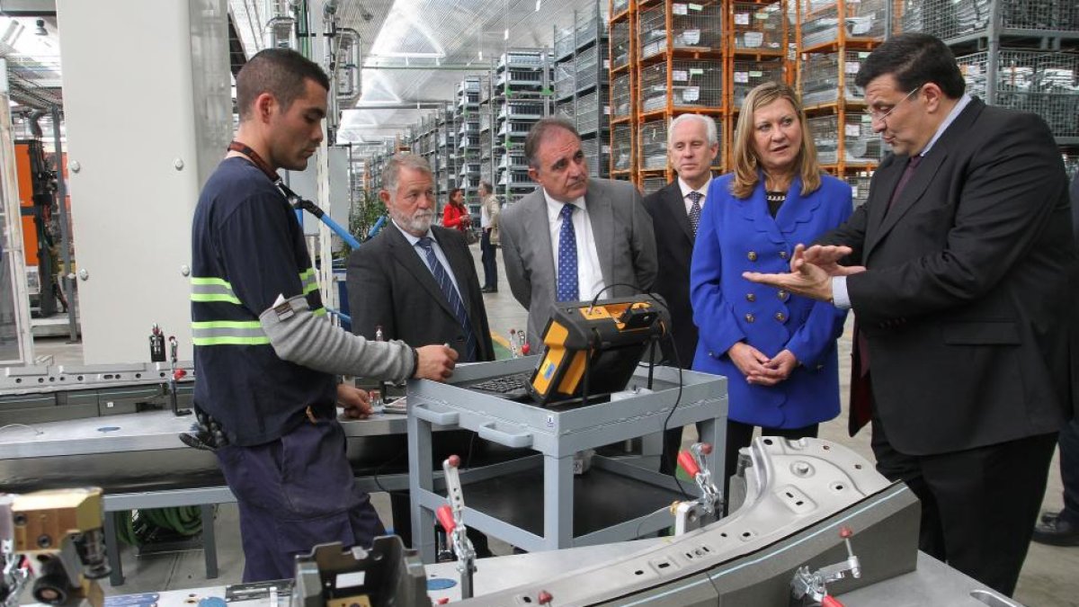La consejera de Economía y Hacienda, Pilar del Olmo (2D) , junto al director de SNOP, Javier Artacho (D); en su visita a esta empresa ubicada en el Parque de Proveedores de Renault en Villamuriel de Cerrato (Palencia).-ICAL