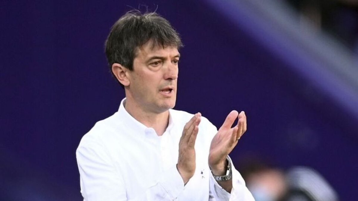 Pacheta aplaude una jugada de su equipo. / LA LIGA