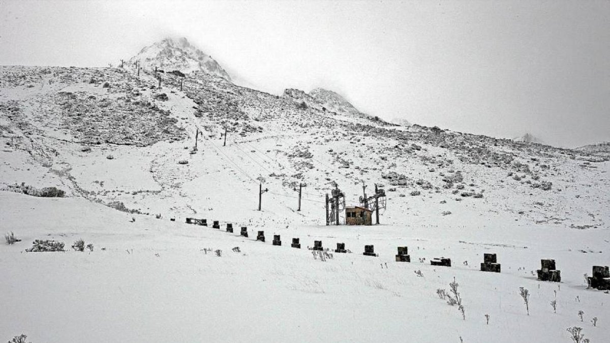 La estación de esqui de San Isidro (León), cubierta de nieve-El Mundo