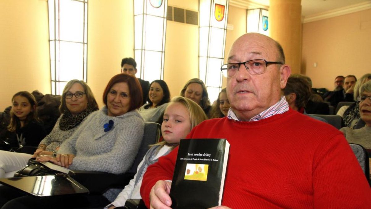 Presentación del libro 'En el nombre de hoy' en la Diputación de Segovia con motivo del 25 aniversario del Premio Jaime Gil de Biedma. En la imagen, José Ignacio Moreno, hermano de Luis Javier Moreno homenajeado en el acto, con el libro-Ical