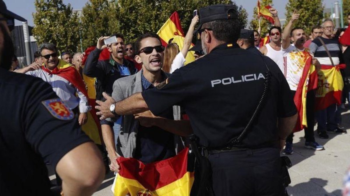 Concentración de ultras frente al pabellon Siglo XXI de Zaragoza donde se celebra la asamblea de Podemos.-EFE / TONI GALÁN