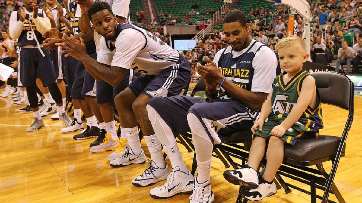 JB Gibson salta a la cancha con el dorsal número 1 y realiza un mate con la ayuda de Rudy Gobert.-Foto: AP