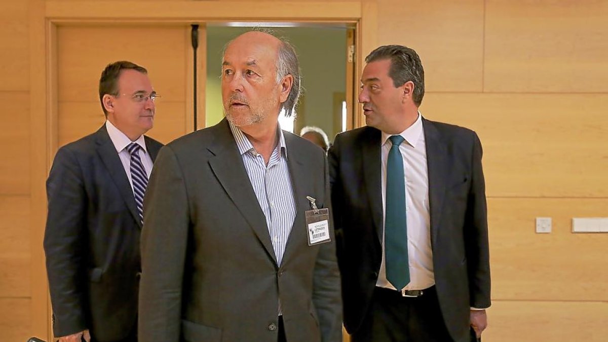 Jaime Rabanal, a su llegada a la comisión, seguido de Pedro Antonio Heras y Salvador Cruz-ICAL