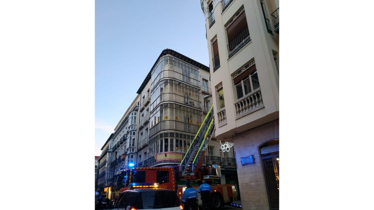 Retirados unos cascote en la calle Regalado de Valladolid que obligó a cortar el tránsito