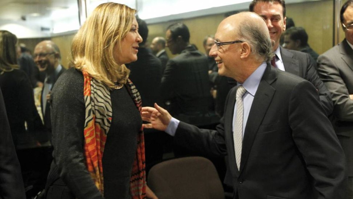 La consejera de Hacienda de la Junta, Pilar del Olmo, saluda al ministro de Hacienda y Administraciones Públicas, Cristobal Montoro, al comienzo de la reunión del Consejo de Política Fiscal y Financiera-Ical