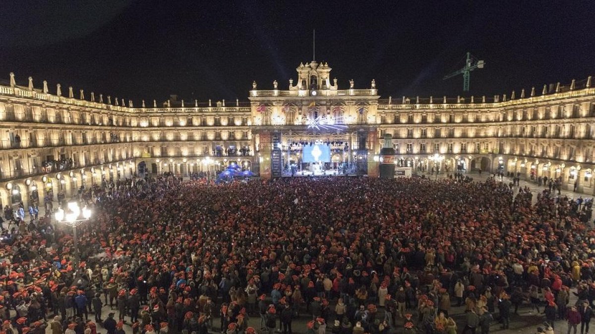 Cerca de 22.000 estudiantes se dan cita en la Plaza Mayor de Salamanca para tomar las tradicionales doce gominolas-ICAL