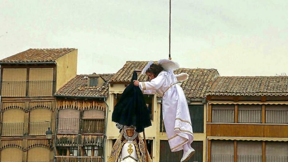 Momento en el que el ángel desciende para liberar a la Virgen del manto negro del luto anunciando la Resurrección de Cristo.-ICAL