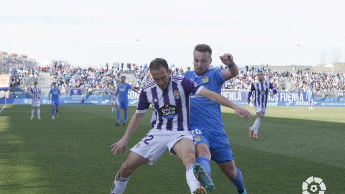 Nacho protege el balón ante Ontiveros. / LA LIGA