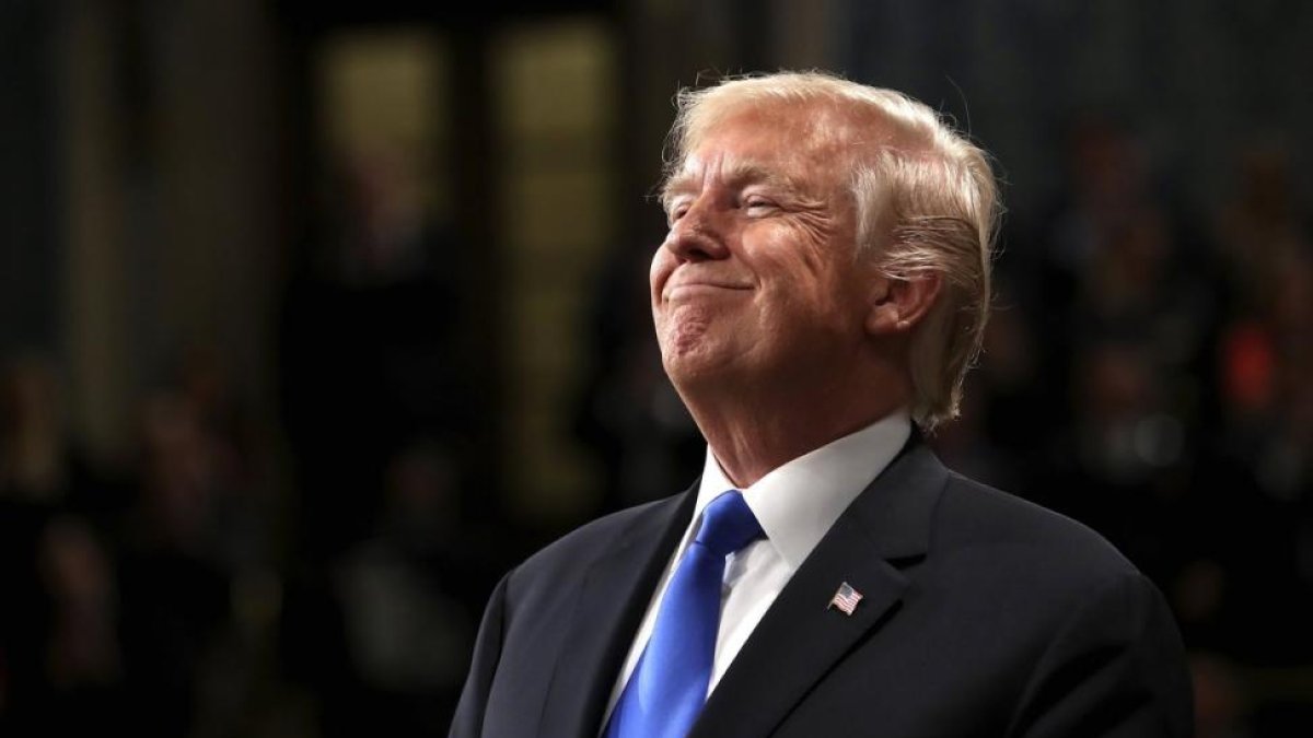 Trump sonríe durante el discurso sobre el Estado de la Unión ante el Congreso, en Washington (Estados Unidos).-WIN MCNAMEE (EFE)