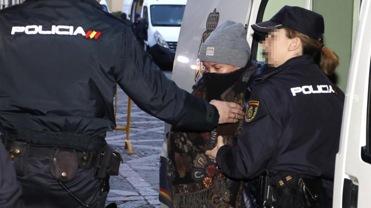 Llegada de Montserrat González a la Audiencia Provincial en la quinta jornada del juicio por la muerte violenta de Isabel Carrasco.-ICAL
