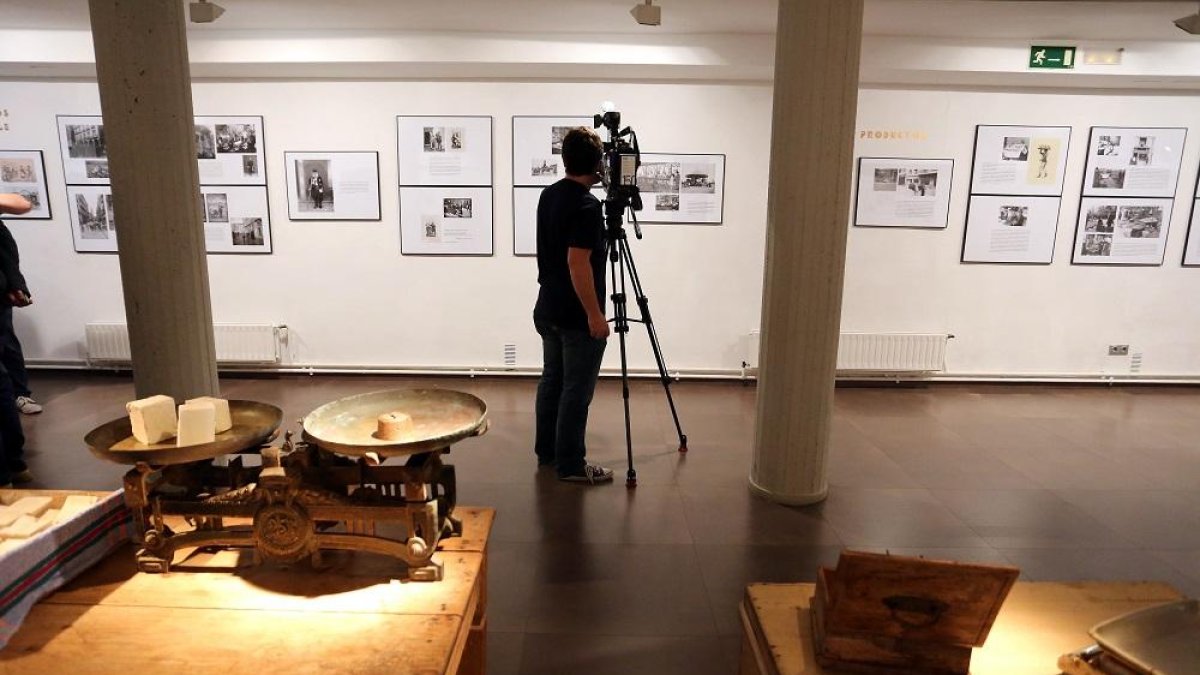 Objetos y fotografías que forman parte de la exposición ‘Vendiendo en la calle’.-REPORTAJE GRÁFICO: ICAL