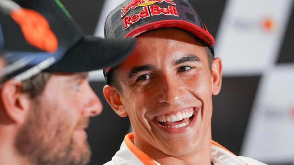 Marc Márquez, a la derecha, bromea con el británico Cal Crutchlow, en la conferencia de prensa de ayer en Misano (Italia).-ALEJANDRO CERESUELA