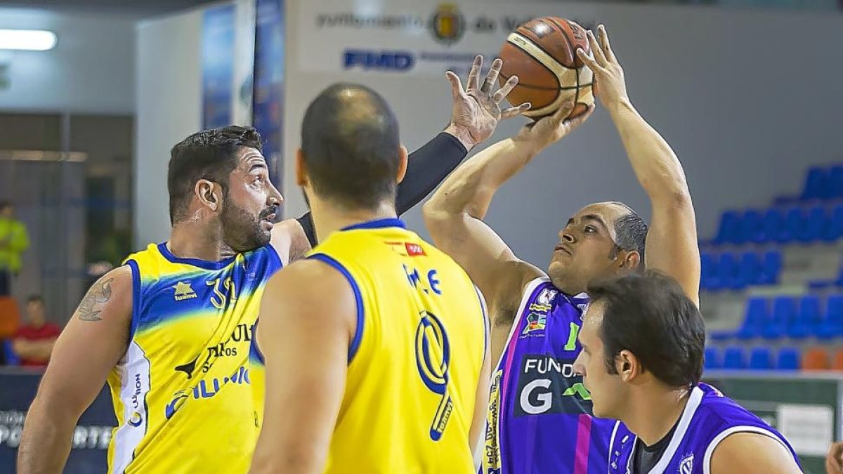 Eduardo Prieto lanza a canasta en el partido frente al Ilunion.-M. Á. SANTOS