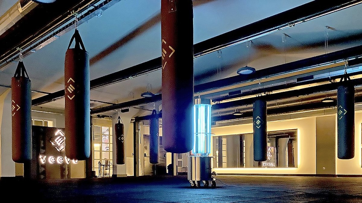 Cíclope desinfecta las instalaciones del centro deportivo Veevo Valladolid. EL MUNDO