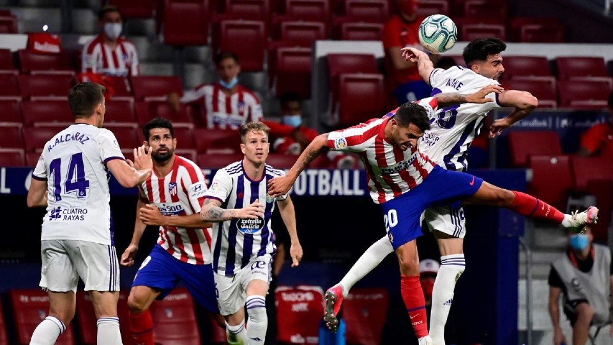 Kike Pérez, debutante con el Real Valladolid, lucha por un balón aéreo con Vitolo, autor del gol. JAVIER SORIANO