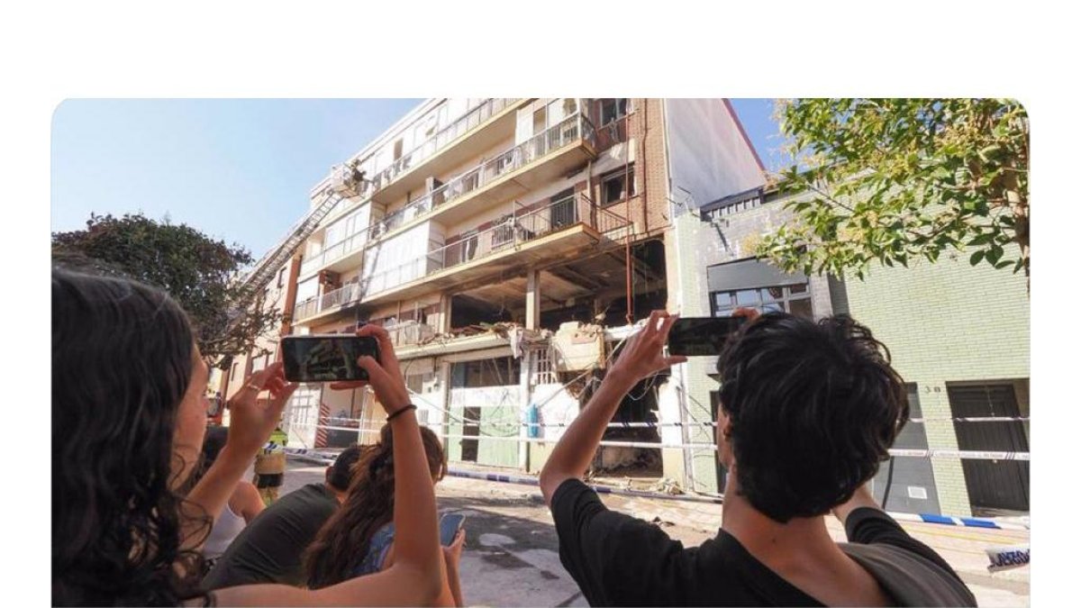 Varias personas toman fotografías del inmueble en el que sucedió el incendio por una explosión de gas, en la calle Goya de Valladolid. -EP