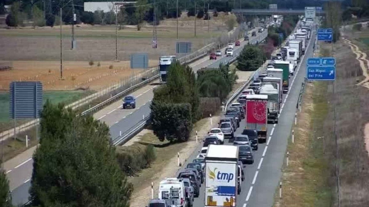 Un accidente provoca 20 kilómetros de retenciones en el kilómetro 137 de la A-62 sentido Burgos. - DGT