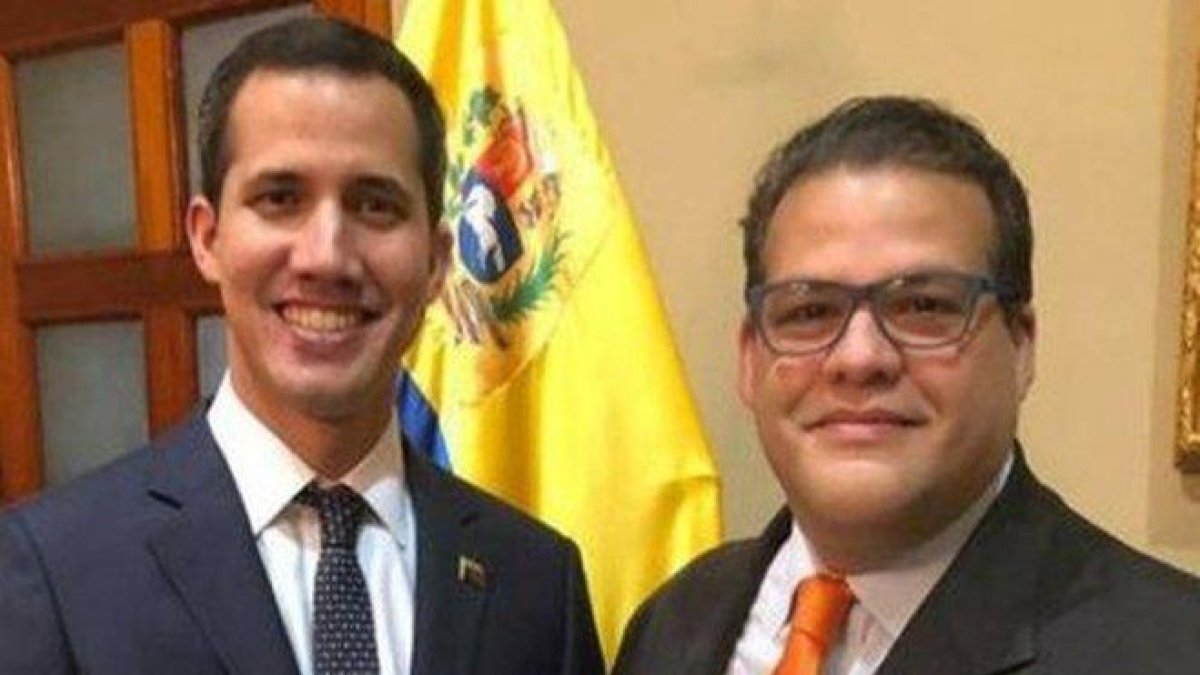 Franco Manuel Casella Lovaton, diputado de la Asamblea Nacional de Venezuela junto a Juan Guaidó.-EL PERIÓDICO