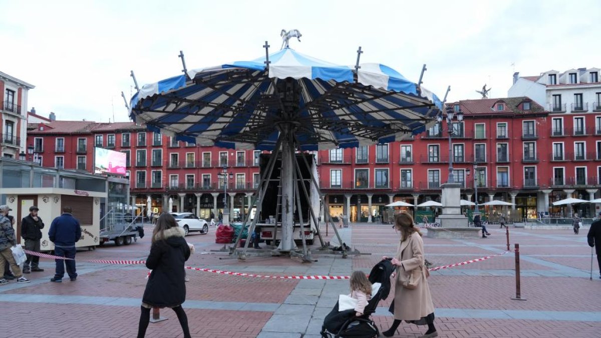 El Tiovivo 1900 abandona la plaza Mayor. J.M. LOSTAU