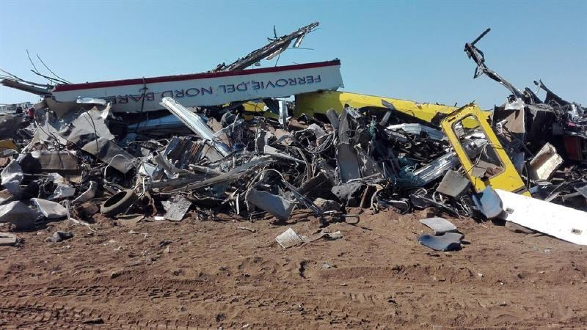 Restos de los vagones en el lugar en el que dos trenes colisionaron frontalmente ayer entre las localidades de Corato y Andria.-EFE/Matteo Guidelli