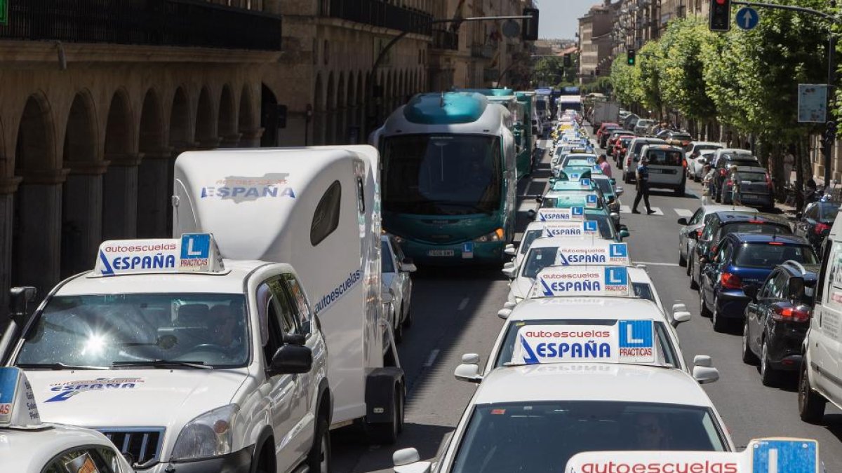 Las autoescuelas salmantinas se manifiestan para protestar por las consecuencias negativas de la huelga de examinadores.-ICAL