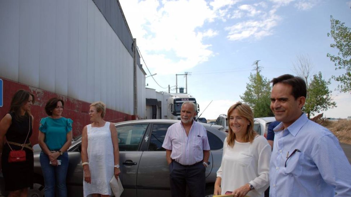 La presidencia de la Doputación de Zamora, Mayte Martín, visita la localidad zamorana de Fuentesaúco acompañada por su alcalde, Gaspar Corrales (D).-ICAL