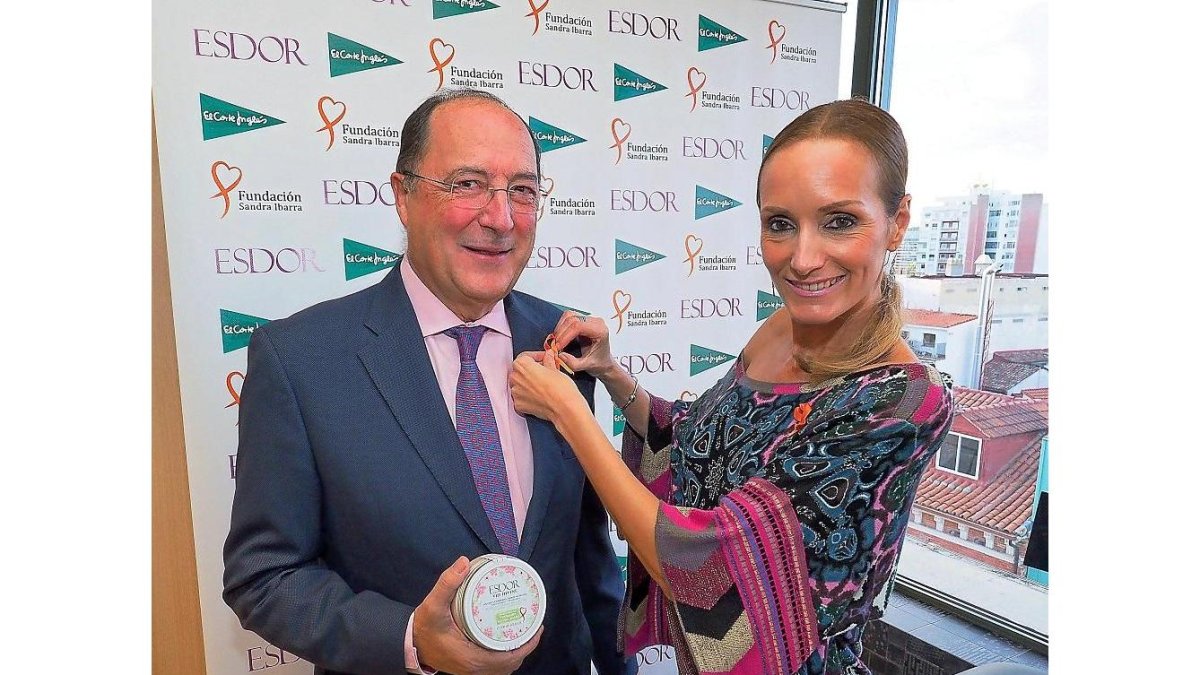 Carlos Moro, presidente de Esdor Cosméticos, y Sandra Ibarra, presidenta de la Fundación Sandra Ibarra.-PABLO REQUEJO