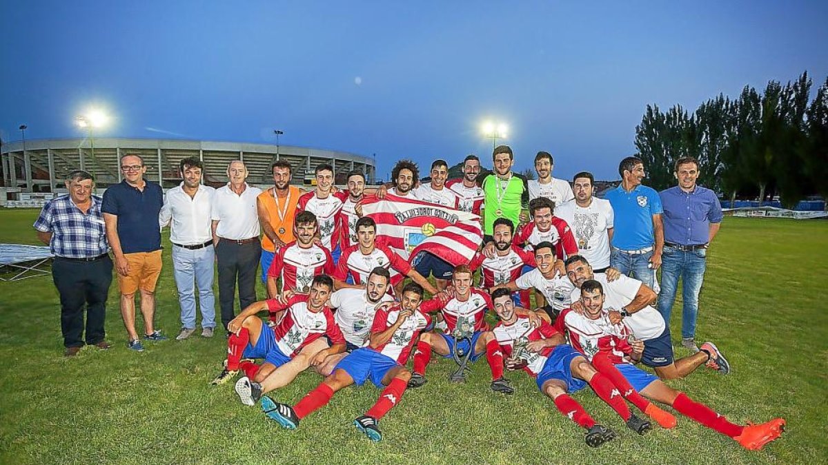Jugadores, técnicos y autoridades posan con el trofeo.-EL MUNDO