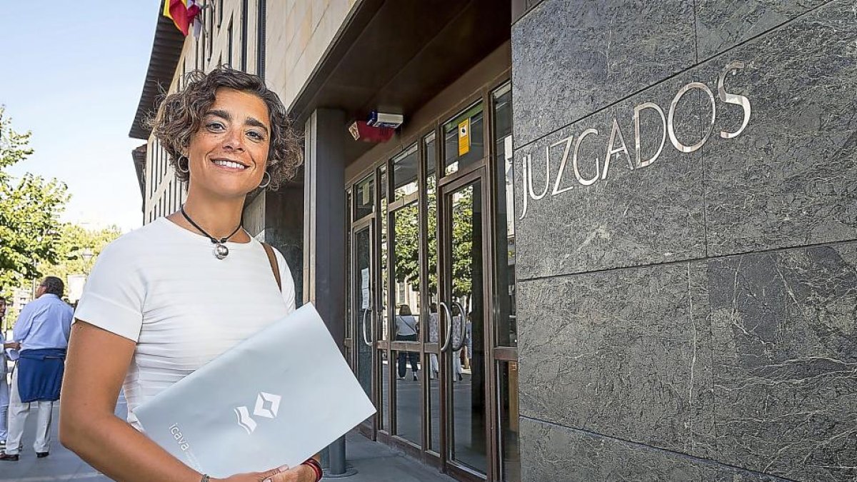 Almudena Alonso, abogada y mediadora encargada de este servicio intrajudicial en Valladolid, a las puertas de los juzgados de la calle Angustias.-MIGUEL ÁNGEL SANTOS