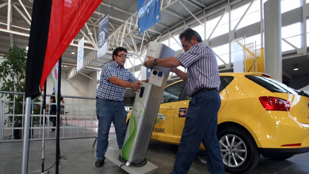 nstalación de un enchufe para vehículos eléctricos en el Salón del Vehículo y Combustible Alternativos en la Feria de Valladolid-Ical